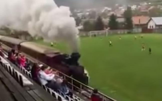 El tren que pasa por un campo de fútbol