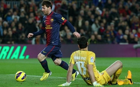 Leo Messi supera a Andrés Fernández en su primer gol a Osasuna