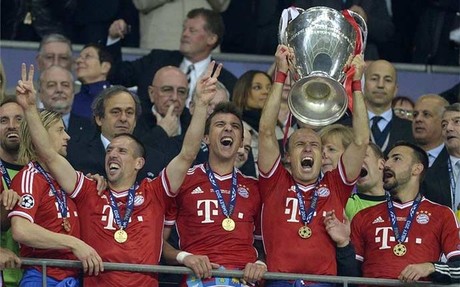Robben, 'héroe' de la final, levantando la Champions junto a sus compañeros