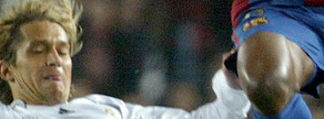 Eto'o supera a Michel Salgado en el partido de la temporada 2006-07, que concluy con empate a tres