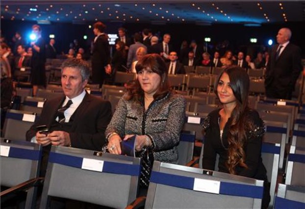 El padre, la madre y la novia de Leo Messi durante la gala del lunes | Foto: VALENTI ENRICH