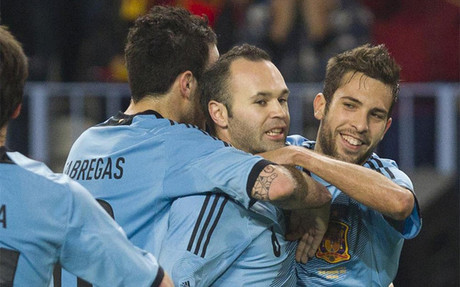 Iniesta, Cesc y Alba se abrazan tras un gol de la selección, imagen que puede repetirse en el Barça