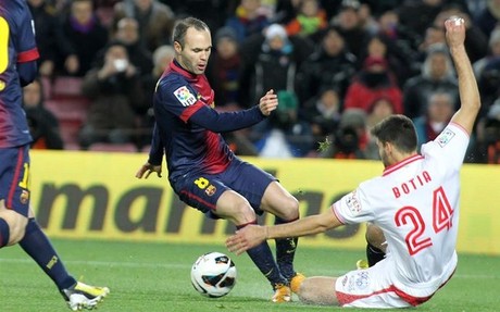 Iniesta se escapa de Botía durante el Barça-Sevilla