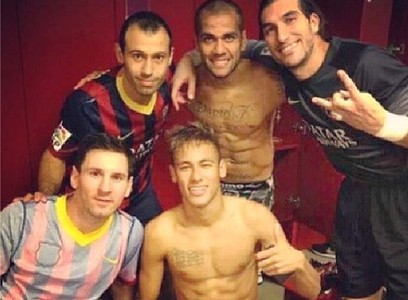 Alves e Mascherano publicado esta fotografia curiosa ...  Camisa de Messi para trás