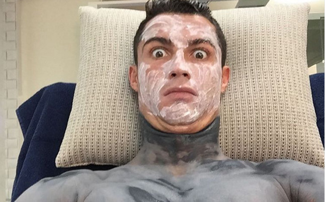 cristiano-ronaldo-con-sus-mascarillas-1447422522069.jpg