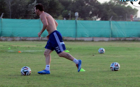Messi, esprintando en los campos de entrenamiento de Rosario