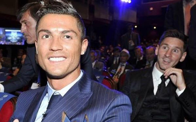 Messi thân thiện và hài hước chụp hình cùng Ronaldo