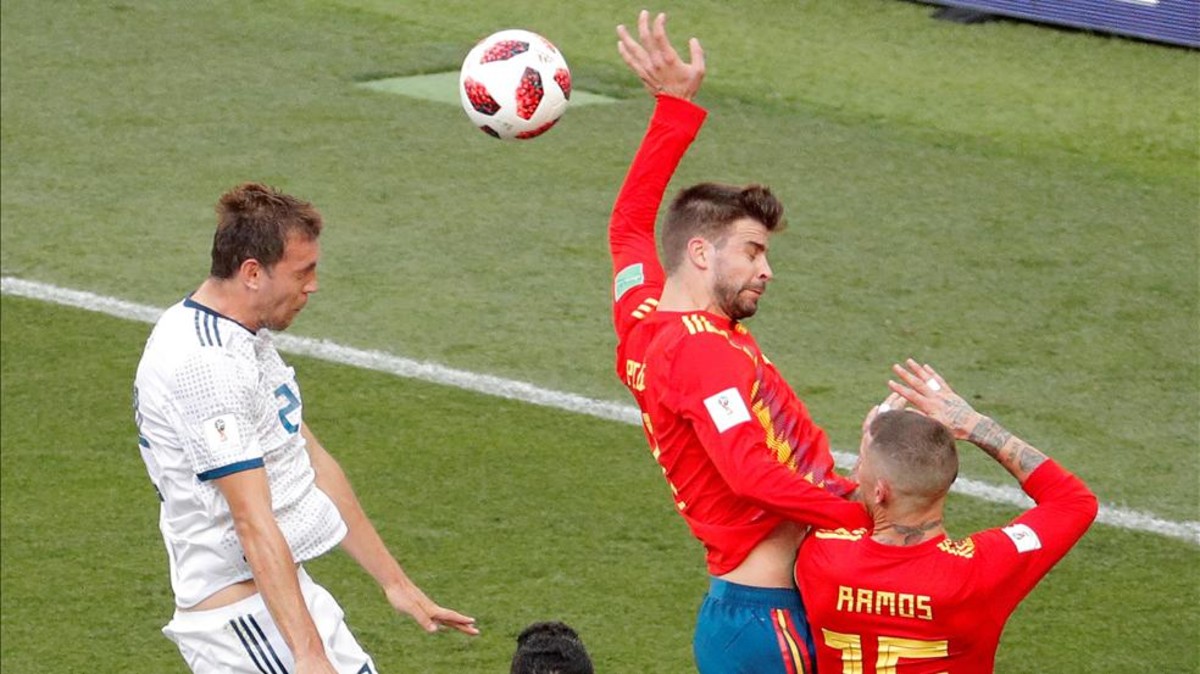 SELECCIÓN ESPAÑOLA DE FÚTBOL: TOPIC OFICIAL  - Página 9 Momento-que-pique-comete-penalty-1530456917380