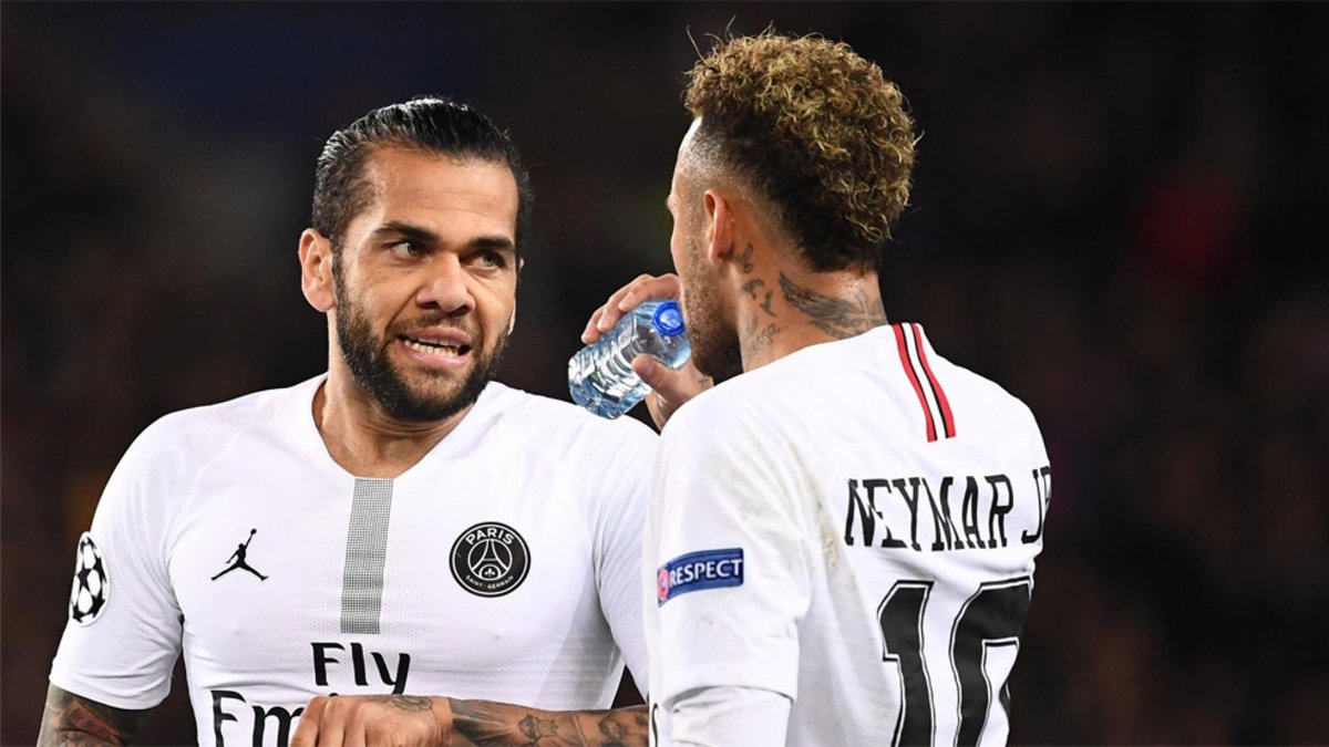 Alves y Neymar, durante un encuentro esta temporada.