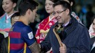 El presidente del FC Barcelona Josep Maria Bartomeu entrega a Luis Surez el trofeo de la final del Mundial de Clubes 2015