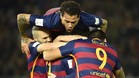 Los jugadores celebran el primer gol de Messi