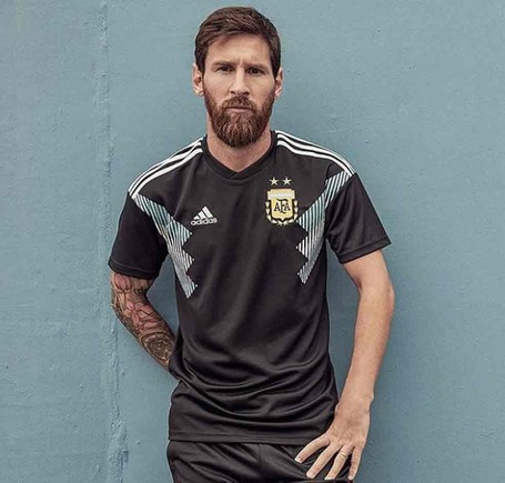 puerta genéticamente compañero Messi presenta la segunda camiseta de Argentina para el Mundial 2018