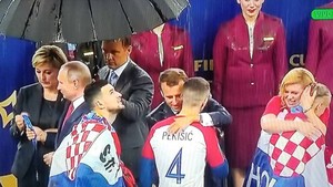 Vladimir Putin, durante el aguacero que ha caÃ­do durante la entrega de trofeos en el estadio de Luzhniki