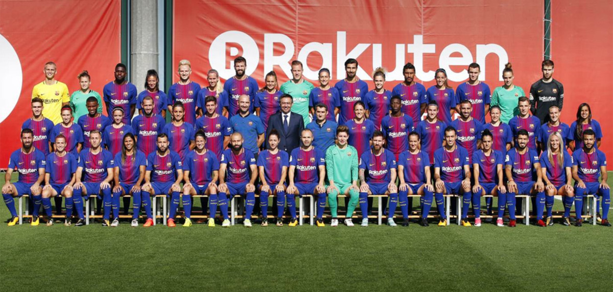 Barcelona＇s squad have the official photo for 2017-18