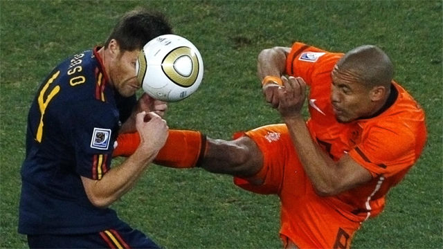 La patada de De Jong a Xabi Alonso en el Mundial de ...