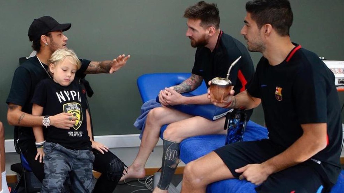 Neymar bertemu dengan Luis Suarez dan Lionel Messi ketika berkunjung ke Barcelona