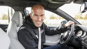Zidane posando en su flamante RS 6 Performance.