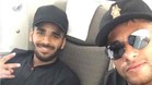 Douglas, junto a Neymar, en un vuelo del FC Barcelona