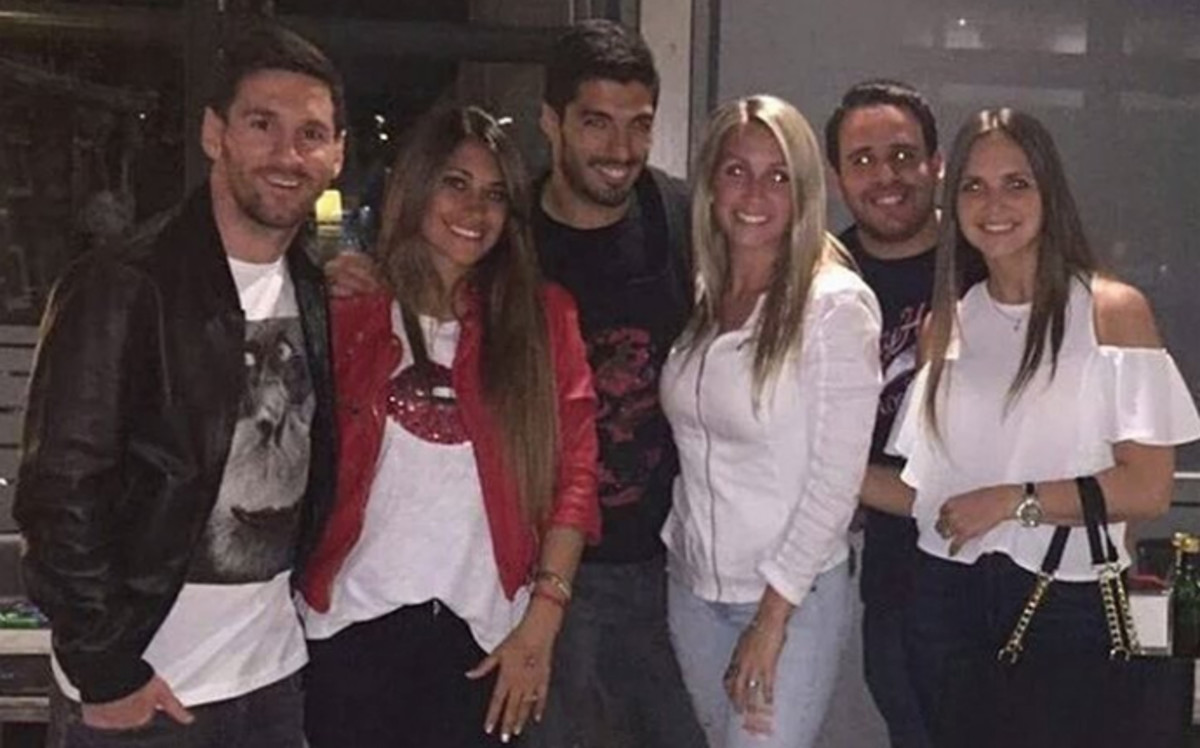 mesqueunclub.gr: Messi and Luis Suarez dinner with their partners
