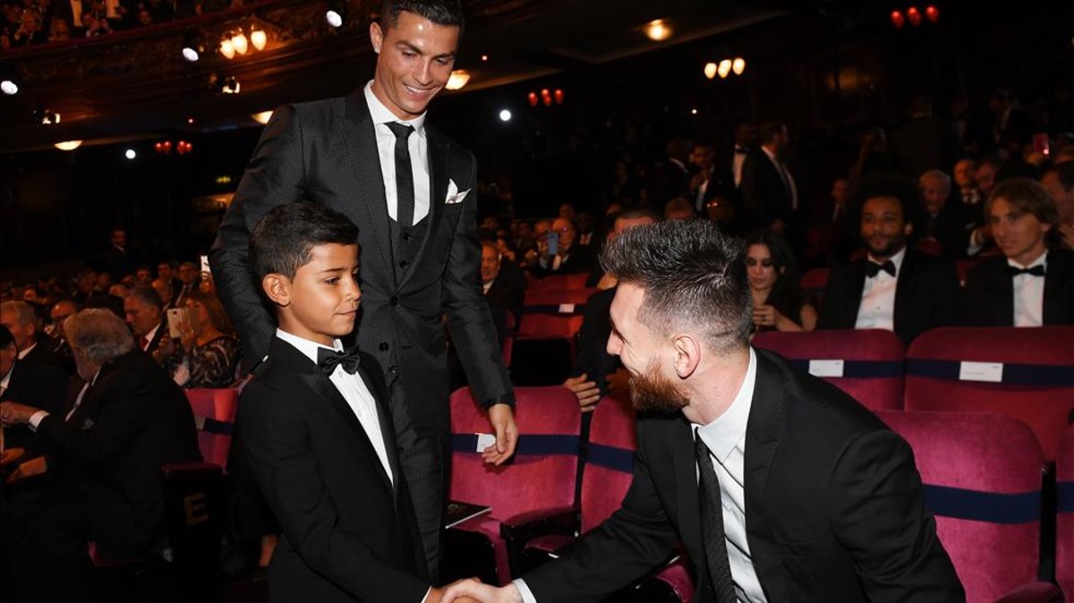 Lionel Messi bertemu dengan anak Cristiano Ronaldo, Cristiano Jr (Sport). 