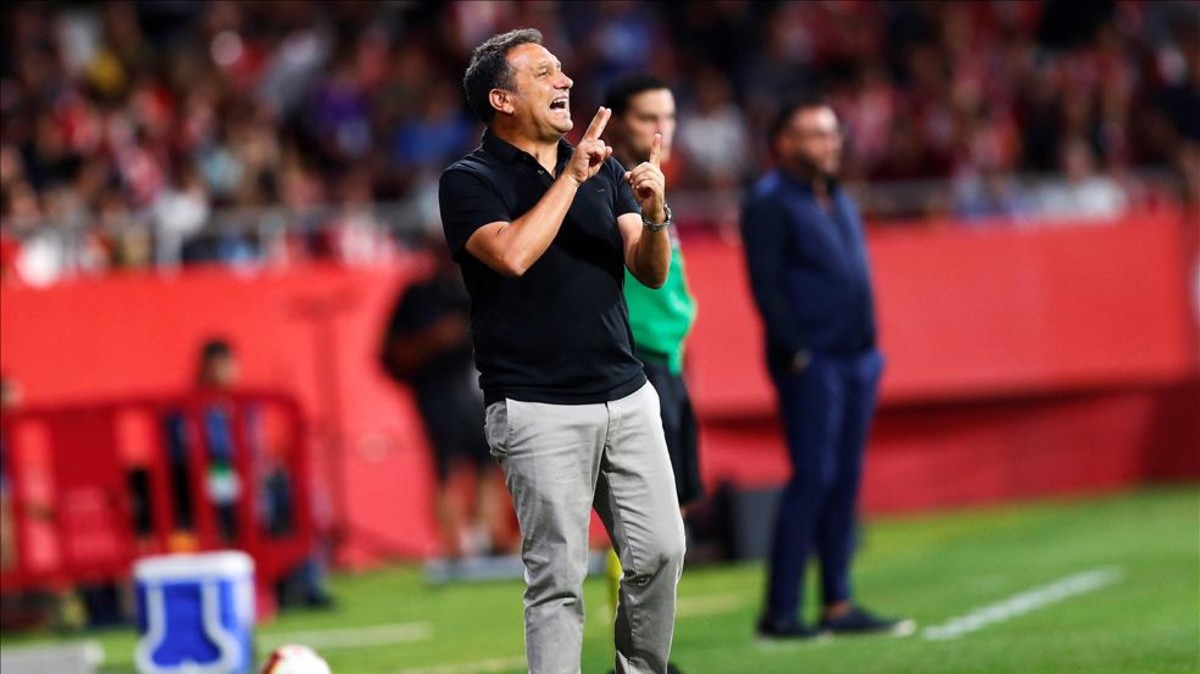 Eusebio dirigiendo al Girona en Montilivi (Foto: EFE).