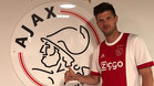 Huntelaar posa junto al escudo del Ajax