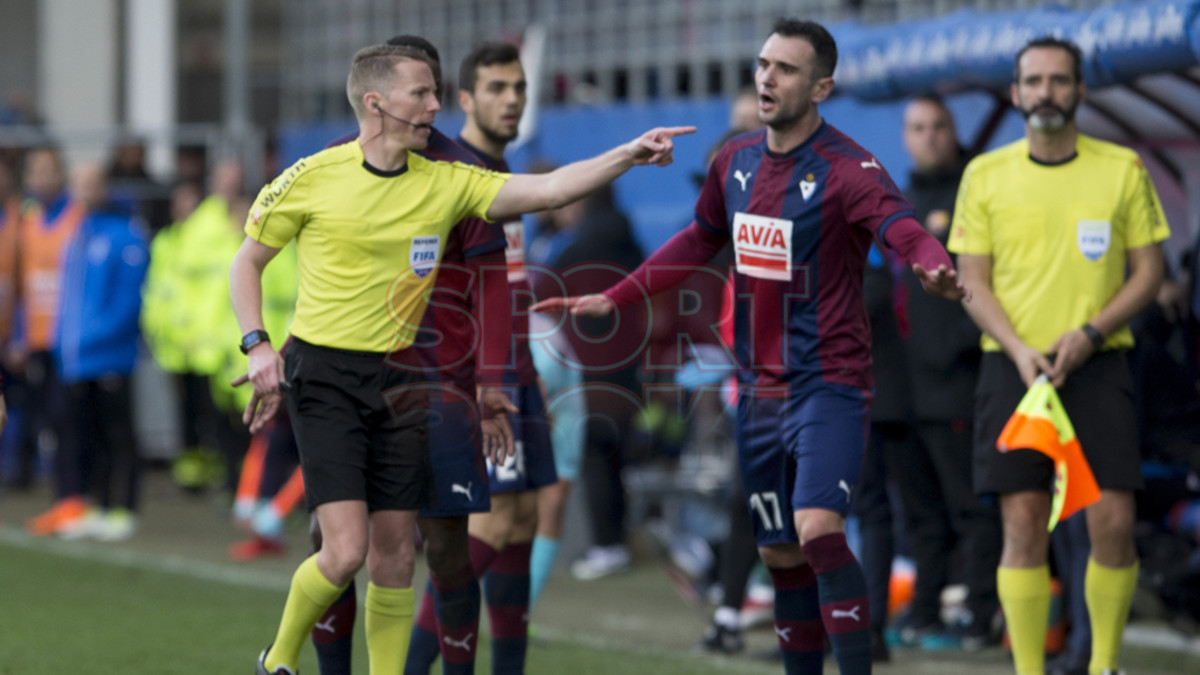 صور مباراة : ايبار - برشلونة 0-2 ( 17-02-2018 )  Eibar-barcelona-1518900989483