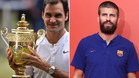 Roger Federer, que sostiene su octavo trofeo ganado en Wimbledon, fue elogiado por el defensa del Bar�a Gererd Piqu�