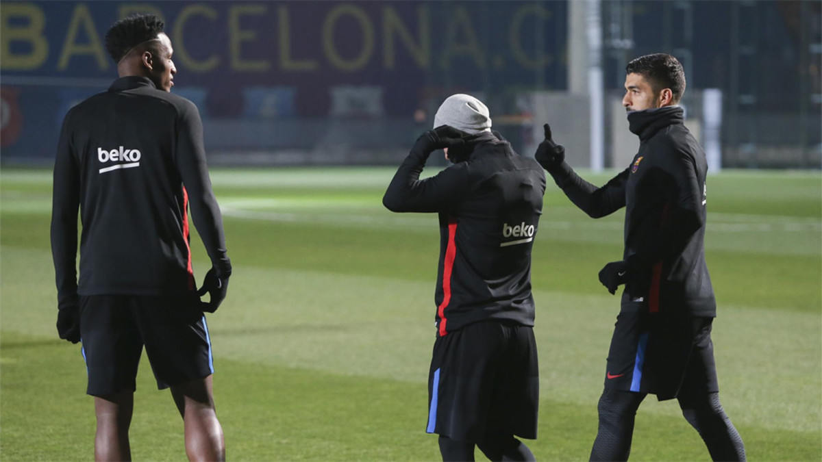 Yerry Mina ingresando al campo con Messi y Suárez