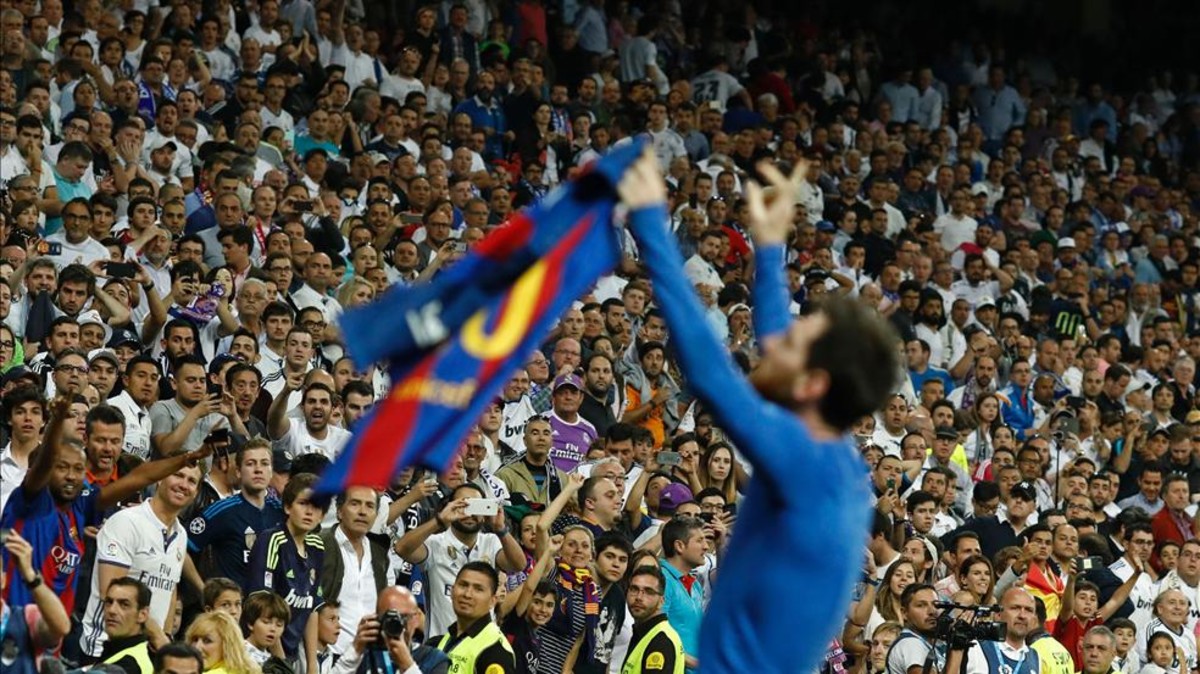 messi holding up jersey