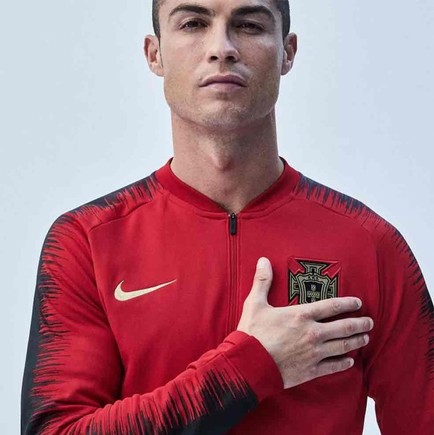 Dictado liberal Mártir Cristiano Ronaldo presenta la camiseta de Portugal para el Mundial
