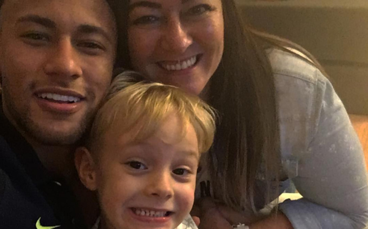 Neymar recibe la visita de su familia antes del partido ...