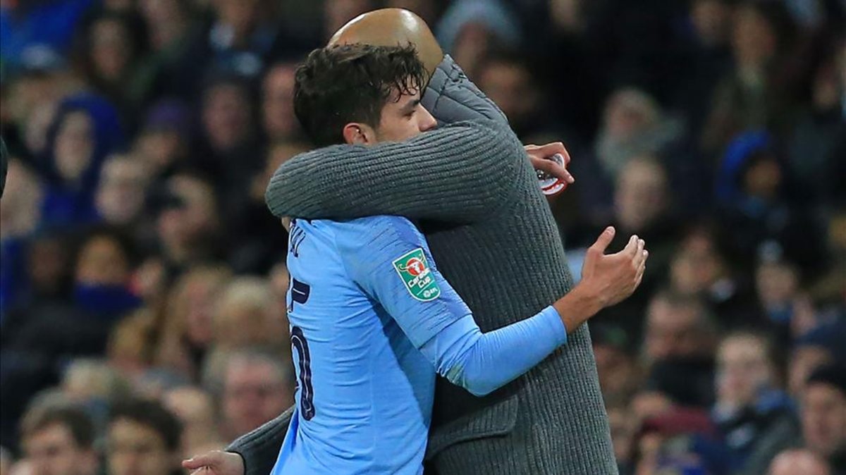 Guardiola se abraza con Brahim Díaz.