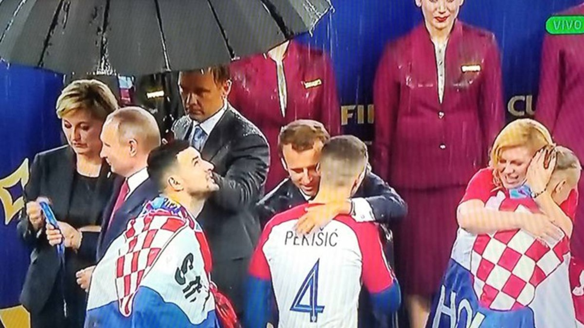 Resultado de imagen para lluvia rusia putin paraguas presidenta croacia