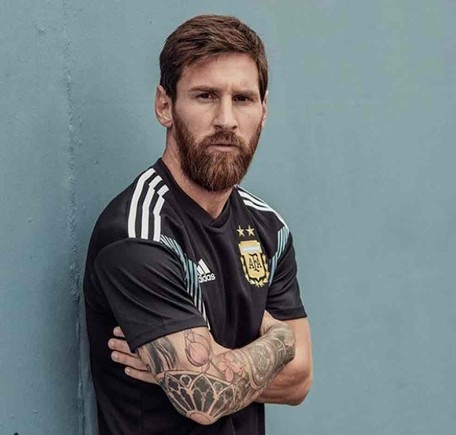 puerta genéticamente compañero Messi presenta la segunda camiseta de Argentina para el Mundial 2018
