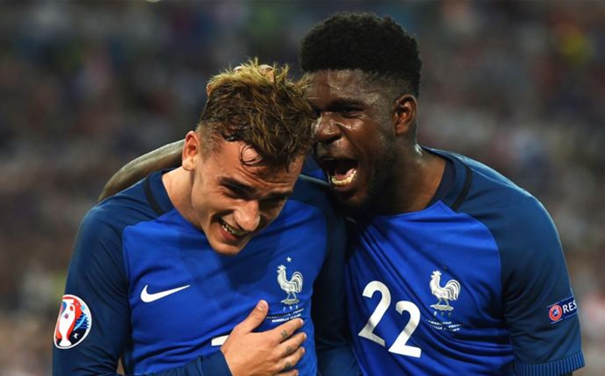 Griezmann y Umtiti celebran un gol con Francia.