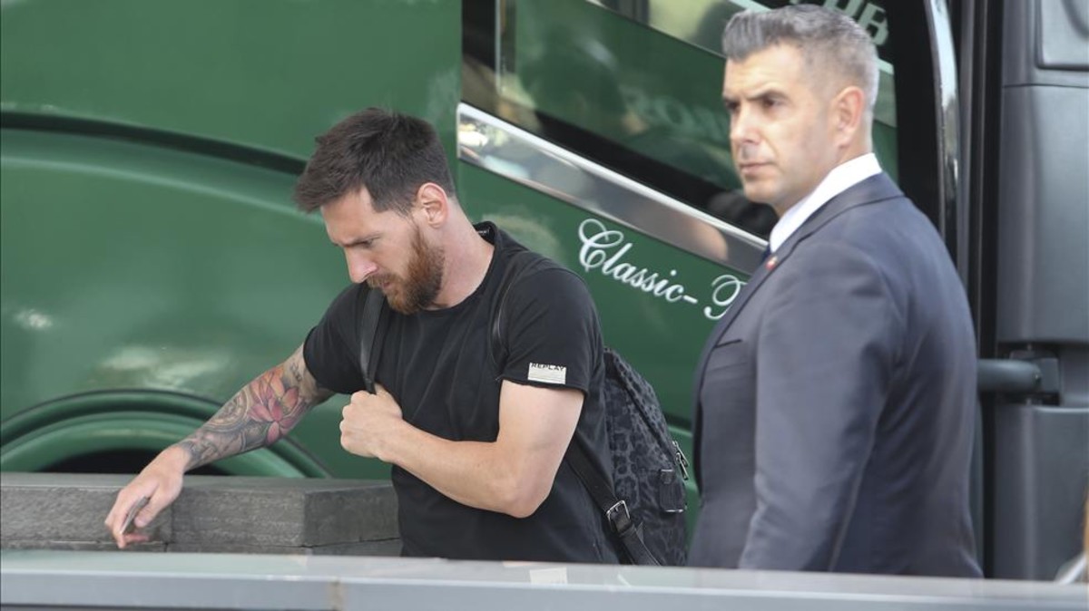 Lionel Messi back in Barcelona... to sign his new contract?