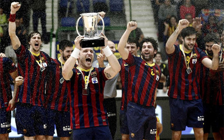 El capitán Víctor Tomás recibió el trofeo de campeón de Copa cuatro años después