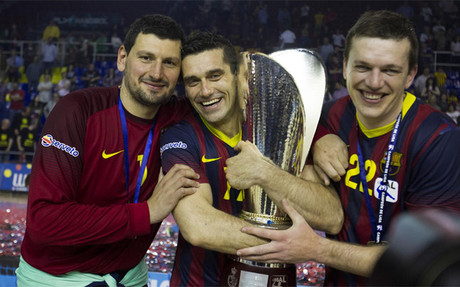 Los jugadores del Barça festejaron el título en la pista y en el vestuario