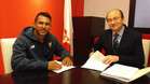 Walter Montoya, firmando su nuevo contrato como sevillista