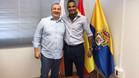 Presidente y jugador posan en las oficinas de Las Palmas