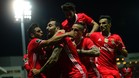 Mitroglou es felicitado por sus compaeros tras marcar el gol de la victoria